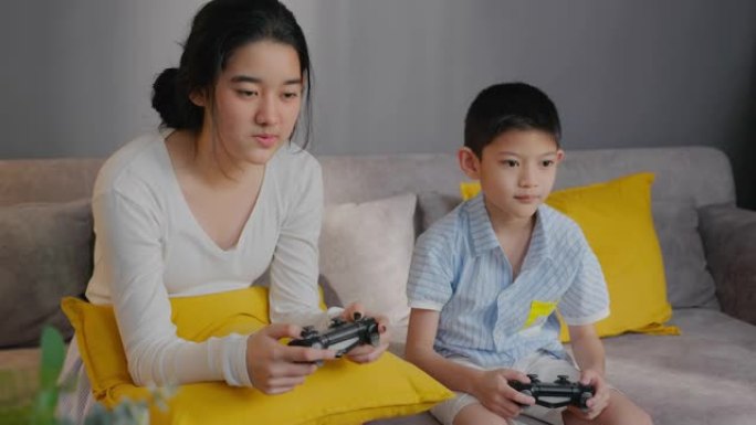 亚洲兄弟少女在与兄弟在家玩游戏机时击败兄弟