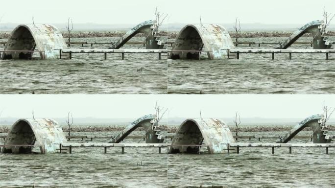 阿根廷幽灵淹没的城市埃皮库恩 (epicuen) 被洪水淹没并被废弃的操场。