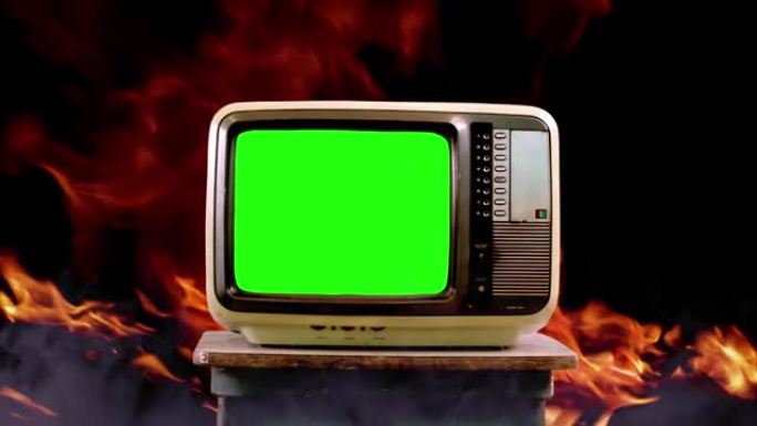 旧电视机，绿屏在火焰和火焰中。放大。4k分辨率。