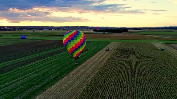 无人机的观点五彩热气球降落在农村地区