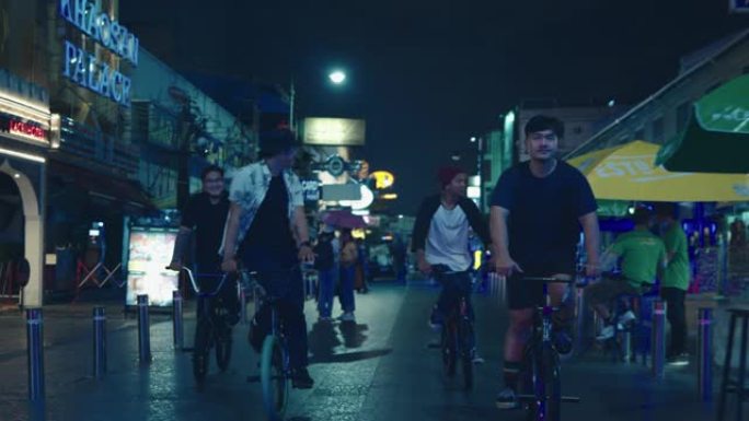 年轻的亚洲男子团体与自行车。