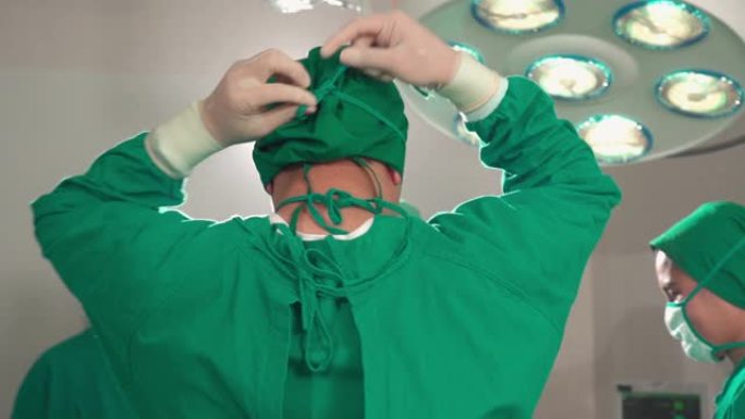 外科医生佩戴外科口罩并准备在手术室进行手术
