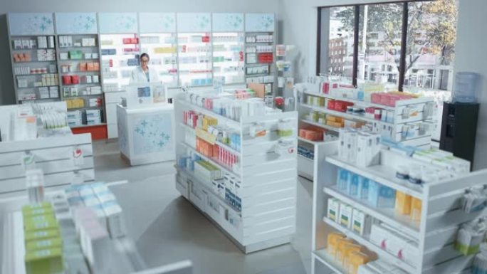 现代药房药店的货架上摆满了装满现代药物，药物，维生素盒，补品的包装。在后台匿名客户从站在柜台的药剂师