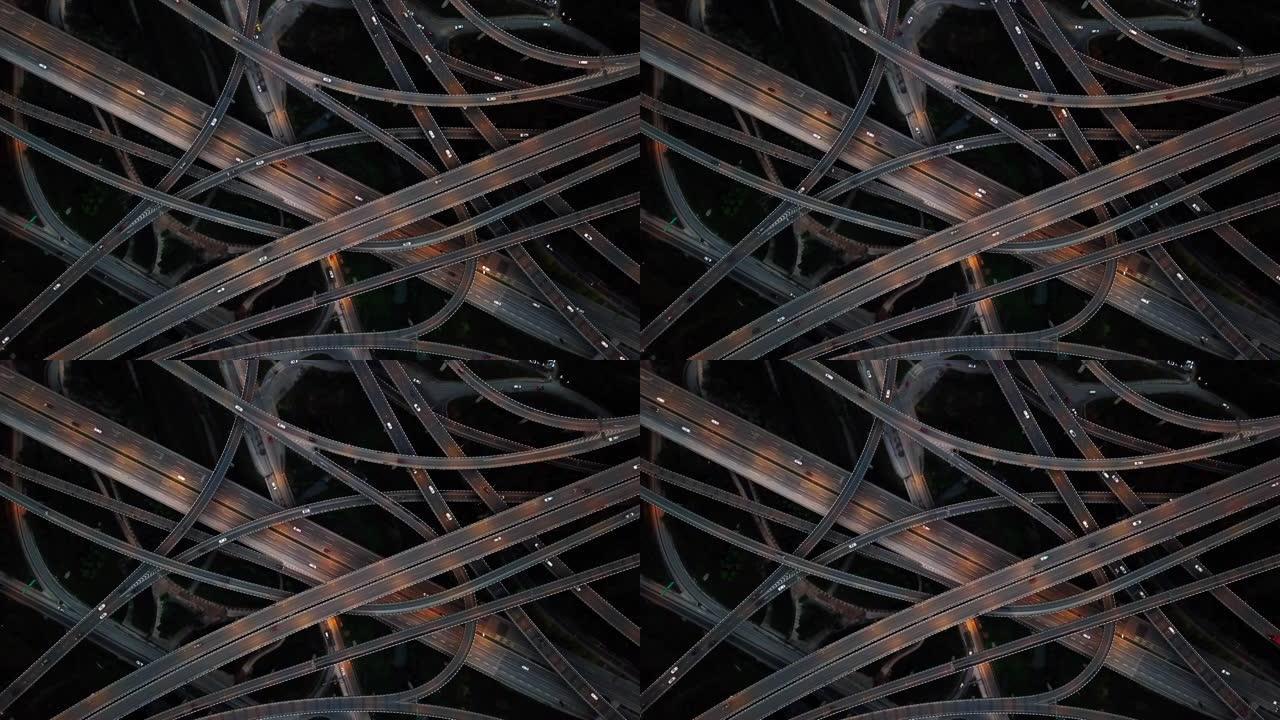 天桥的鸟瞰图和夜间繁忙的交通