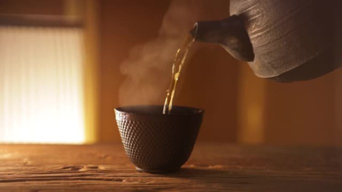 茶壶将茶倒入杯子中