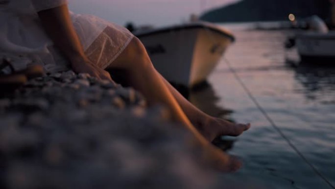 克罗地亚亚得里亚海，CU无忧无虑的赤脚女人在海洋上晃来晃去