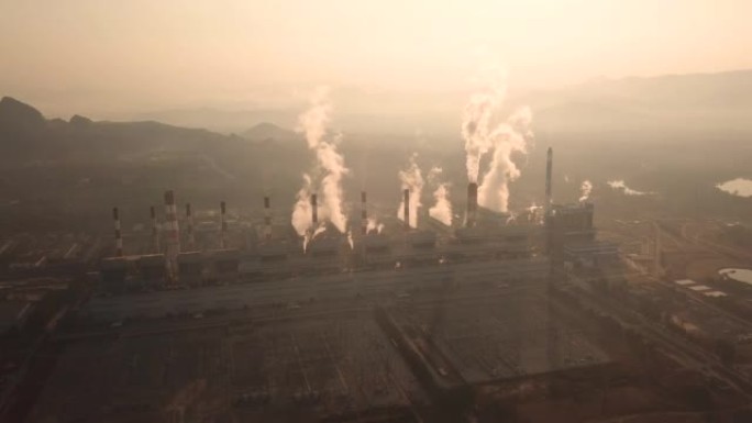 工业工厂向空气中排放温室气体。