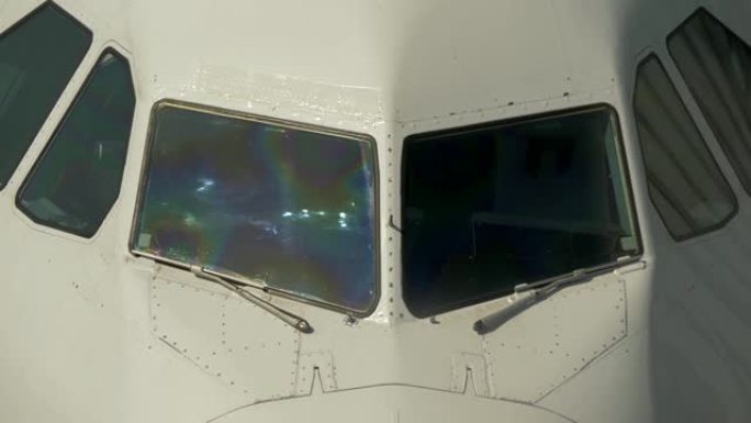 飞机驾驶舱窗户的特写视图