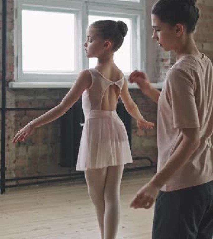 优雅的小女孩站在芭蕾舞姿势