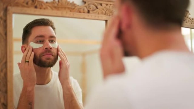 护肤品、镜子和带眼罩的人，用于抗衰老皮肤病学、家庭保健和美容自我护理。健康、浴室反射和面部胶原蛋白产