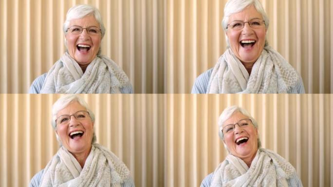 一个大笑的老妇人在空荡荡的房间里看起来很开心的肖像。一位戴着眼镜的老年女性在她的家中享受退休生活的特