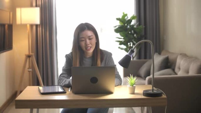 亚洲女性在家中的笔记本电脑上进行视频通话