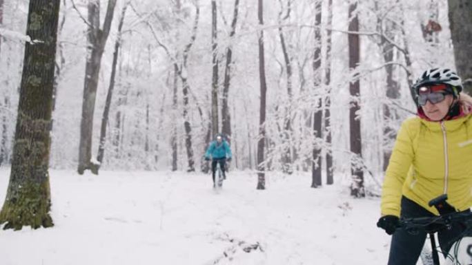 Slo mo夫妇在白雪覆盖的森林中给自己高五分