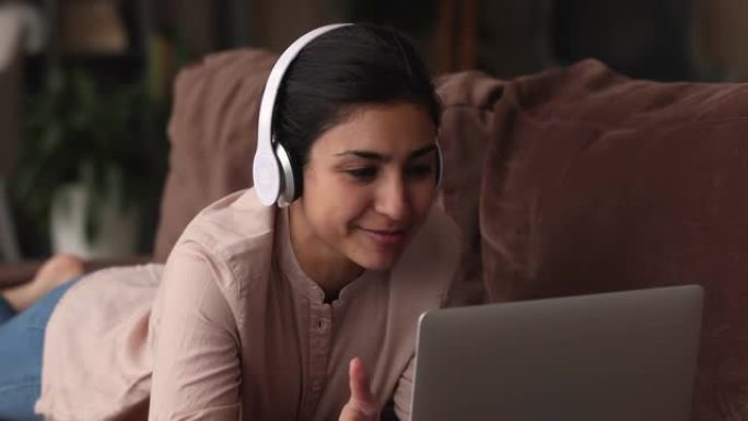 微笑的年轻印度裔妇女拿着视频通话对话。