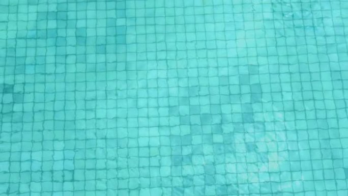 俯视图游泳池水清澈浅蓝色夏季游泳4k