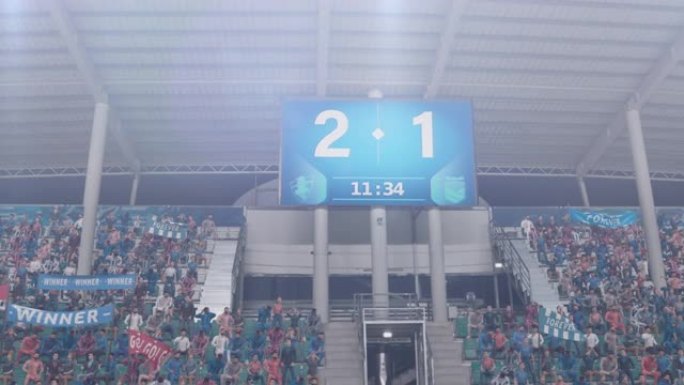 足球场冠军赛，记分牌屏幕显示2:1得分。一群球迷欢呼，快乐，开心。体育频道电视广告播放概念