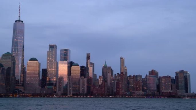 从新泽西侧日落拍摄的纽约市曼哈顿下城景观与哈德逊河