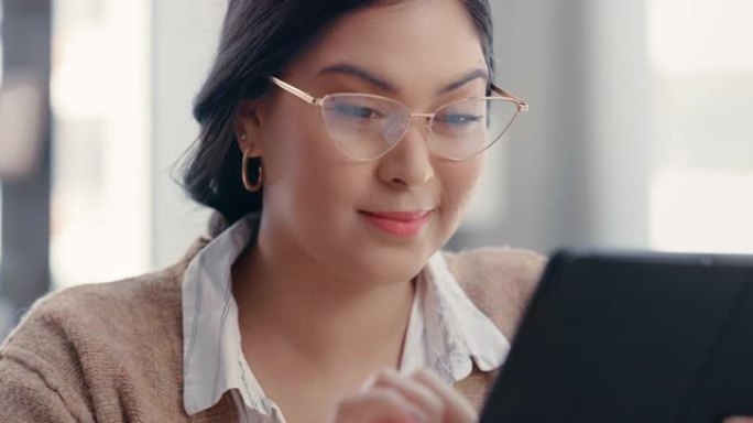 一名年轻女商人使用她的数字平板电脑的4k视频片段