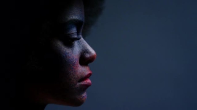 黑人女性剪影，彩妆和创意，黑暗幻想和化妆品。从胡里节，狂欢节和人体艺术装饰中飞溅，爆炸和彩虹色创造力