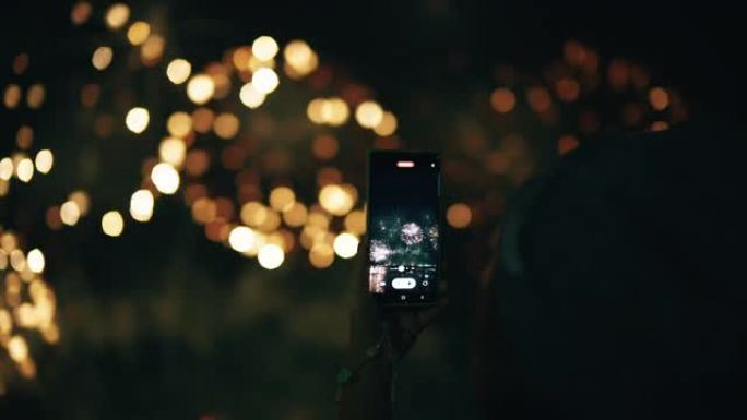 庆祝新年在夜空拍摄烟花