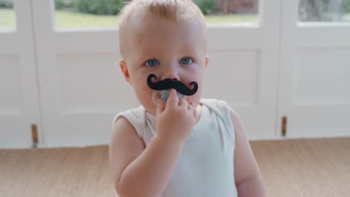 有趣的婴儿戴着小胡子奶嘴快乐的幼儿吮吸假人有趣可爱的婴儿在家享受愚蠢的幽默4k