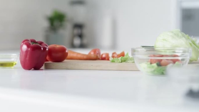在家里的厨房里的砧板上放新鲜蔬菜的4k视频片段