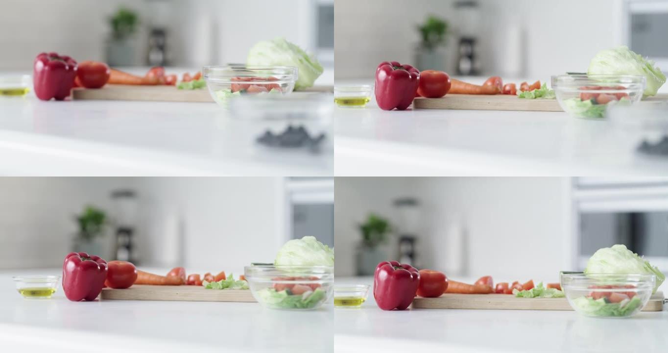 在家里的厨房里的砧板上放新鲜蔬菜的4k视频片段