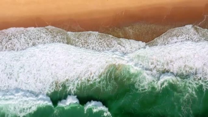 海和海浪的鸟瞰图顶视海岸浪花