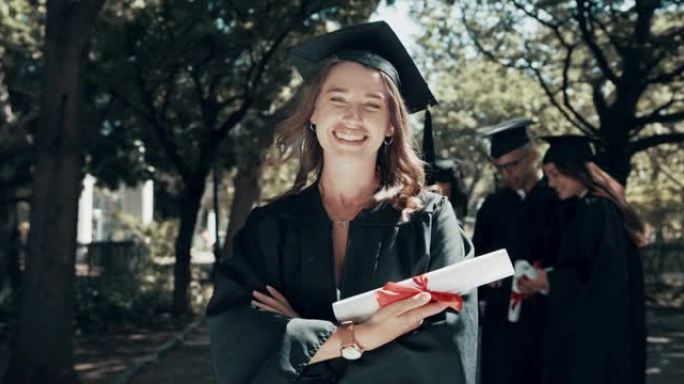 一名学生在毕业典礼上持有文凭的4k录像