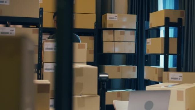 亚洲商人在货架上使用条形码扫描仪扫描纸盒，并将数据放入数字平板电脑切割库存在线数据信息详细信息，以便