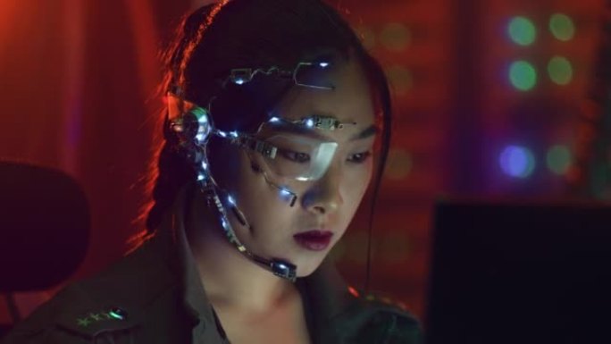戴着独眼眼镜和麦克风的赛博朋克女孩在霓虹灯中使用电脑