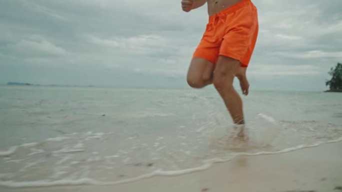在海滩上奔跑的高级男子