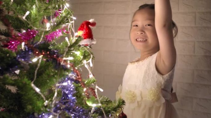 快乐的亚洲小女孩在圣诞节跳舞