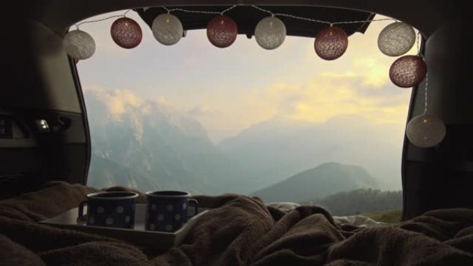 野营车上美丽的早晨山景