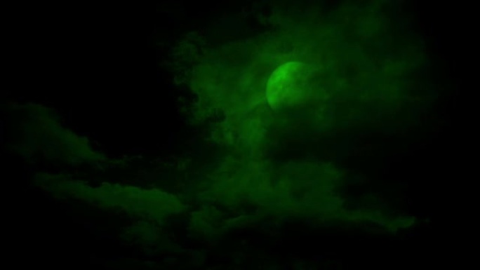 绿色月亮从云层后面出来万圣节场景
