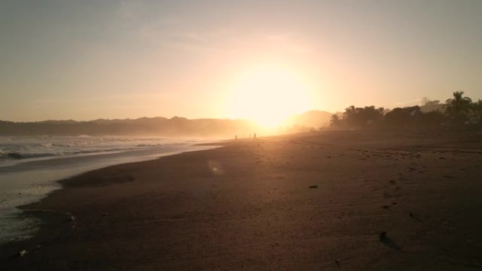 空中: 在美丽的日落灯光下在Playa Venao的海边低空飞行