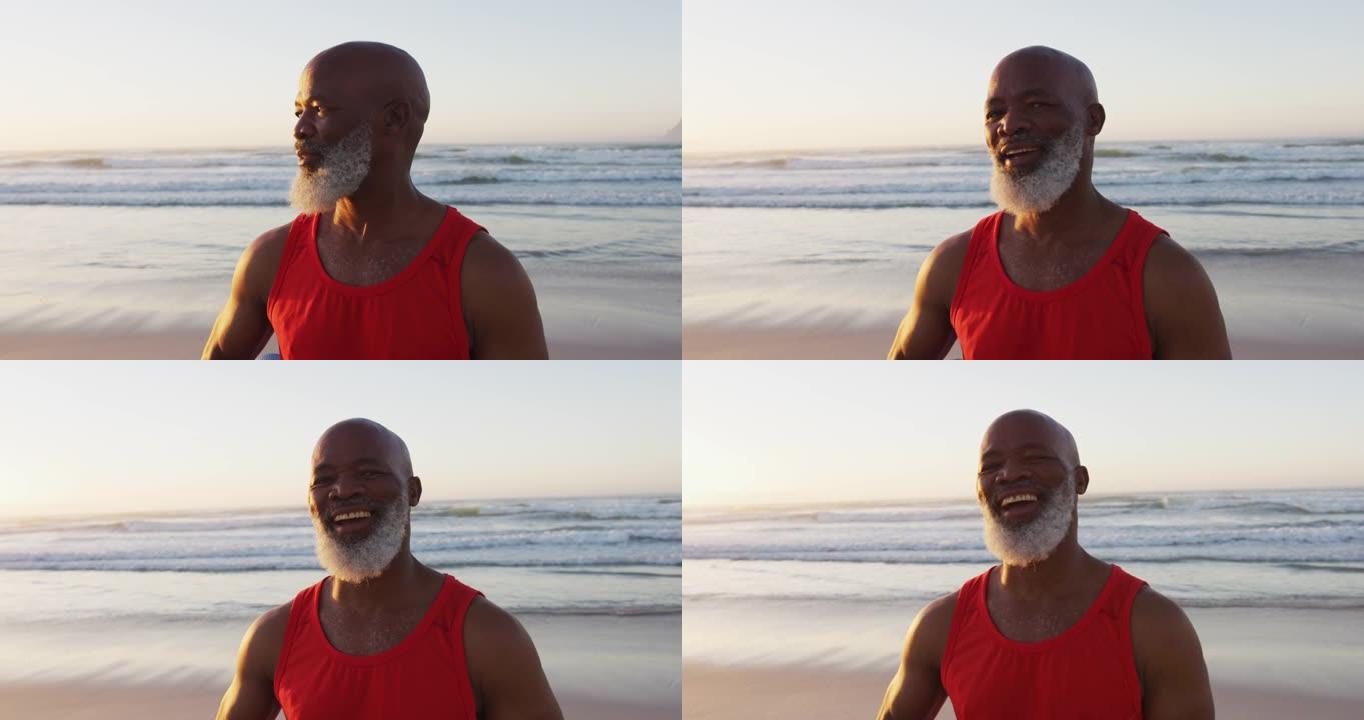 微笑的非裔美国人老人在沙滩上散步