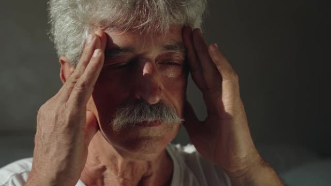 患有头痛的老人头疼老年病痛缓解头痛