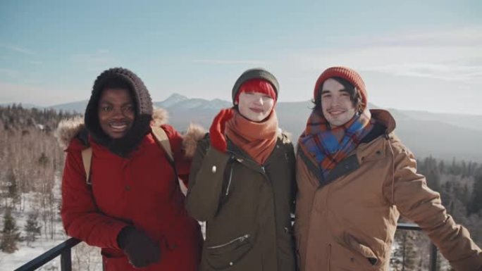 山顶上的三个朋友多种族人士欧美青年看着镜