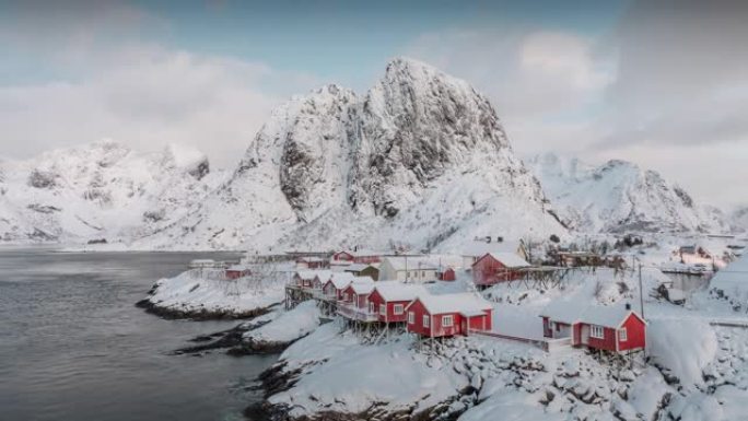 冬季时罗弗滕群岛上的Hamnoy渔村