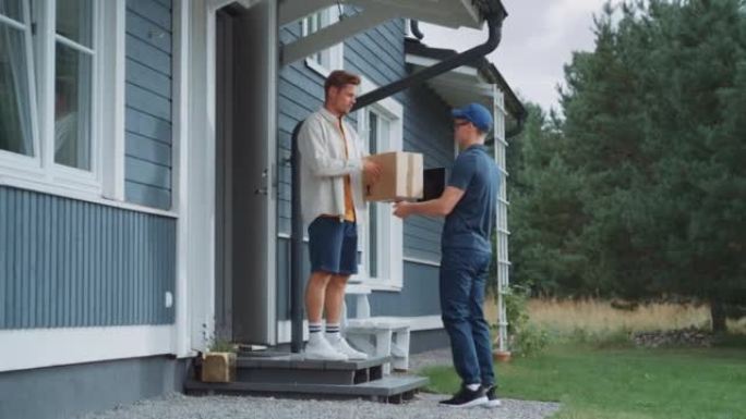 年轻的邮递员在送货服务部门工作，将纸板箱订单带给收件人。房主在数字平板电脑设备上贴上交货证明。