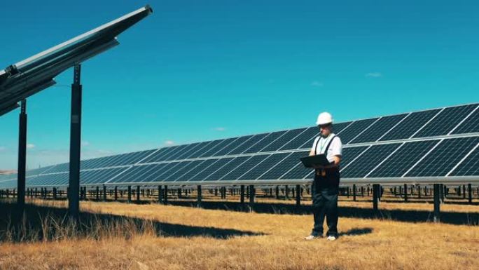 男性专家正在观察太阳能领域。节能、能效、可再生能源概念。