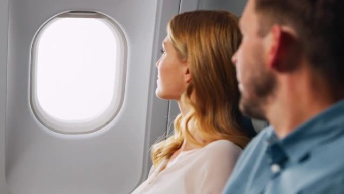 飞机窗情侣看向飞机外面