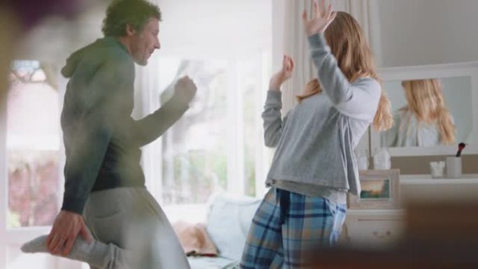快乐的年轻夫妇在家跳舞庆祝周末早上一起享受有趣的舞蹈在卧室成功的关系庆祝4k镜头