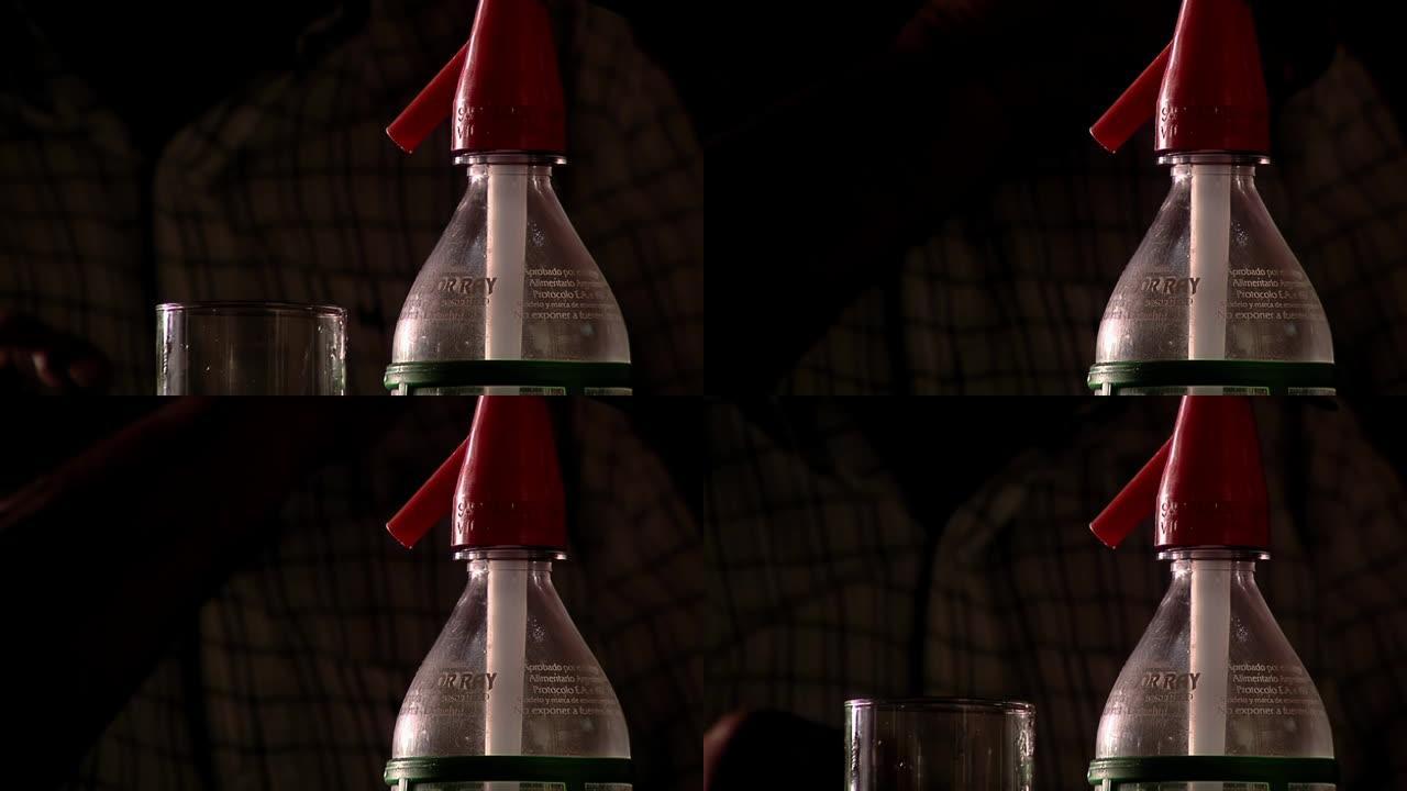 阿根廷布宜诺斯艾利斯酒吧里的旧苏打虹吸塑料瓶。特写。