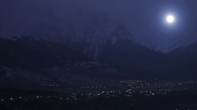 阿根廷火地岛省雾蒙蒙日落时乌斯怀亚的全景。