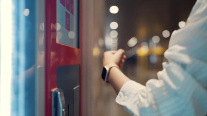 亚洲妇女在杂货店用智能手表为她的饮料付款