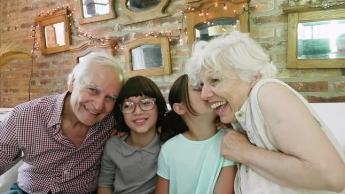 孙子孙女亲吻祖父母的慢动作视频