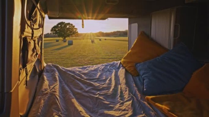 晴天停在草地上的露营车上的DL床