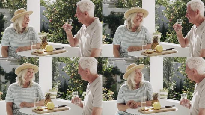 一名老人坐在外面吃菠萝喝水的4k视频片段